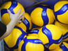 Volleyball-Spielbälle liegen auf einem Haufen.