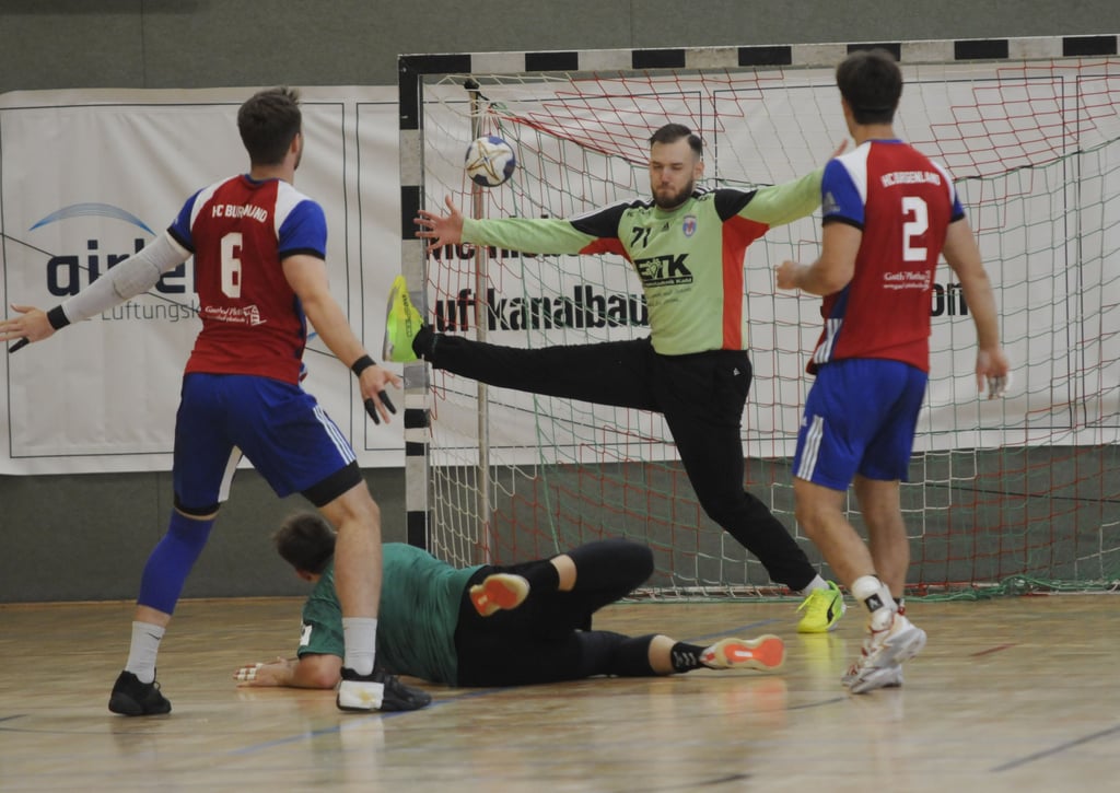 Marian Voigt, hier in einem Testspiel, kehrt mit den HCB-Männern am Samstag an seine bisherige Wirkungsstätte zurück.