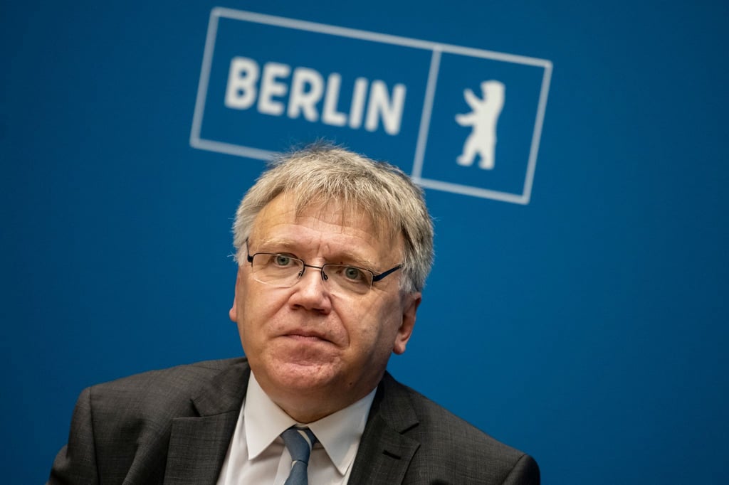 Stephan Bröchler, neuer Landeswahlleiter, nimmt an der Pressekonferenz teil.