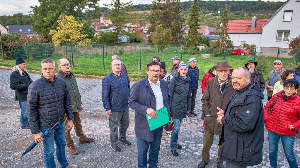 Ortsbürgermeister Jens Reinicke (vorn, r.) erklärt Naumburgs Oberbürgermeister Armin Müller beim „Dorfspaziergang“, was in Eulau alles schon geschafft wurde und wo es noch klemmt.