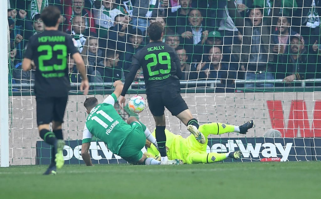Werder-Profi Niclas Füllkrug (2.v.l) erzielt das 1:0.
