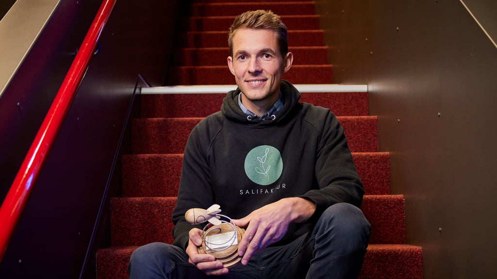 Ken Dohrmann konnte sich über die Start-up-Rakete freuen, die ihm beim Pitch-Day überreicht wurde. Er ist einer der Gründer von Salifaktur.