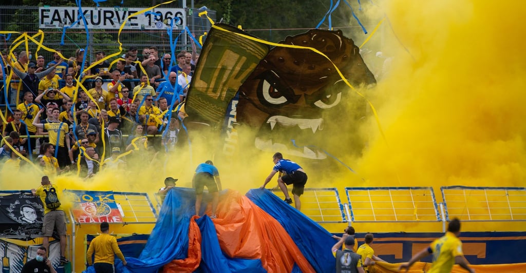 Leipziger Fans zünden Bengalische Feuer.