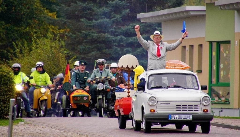 Falscher Erich: Thorsten Ladwig (rechts) lässt sich im Trabi durch Uenglingen fahren
