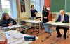 Ministerpräsident Reiner Haseloff beantwortetet bei seinem Besuch Comeniusschule in Stendal Fragen der Klasse 9a.