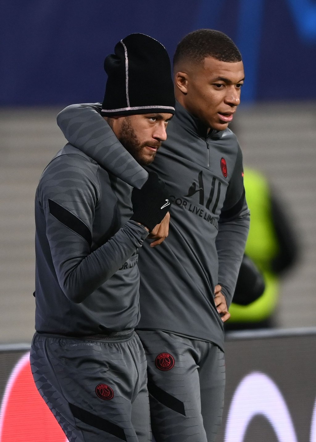 Neymar (l) und Kylian Mbappé haben ein spezielles Verhältnis.
