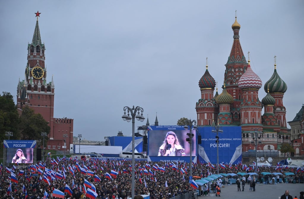 Menschen versammeln sich auf dem Roten Platz, um die Annexion der ukrainischen Regionen an Russland zu feiern. Die ARD berichtete in einem „Brennpunkt“.