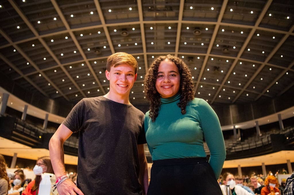 Timon Dzienus (l-r), Bundessprecher der Grünen Jugend und Sarah-Lee Heinrich, Bundessprecherin der Grünen Jugend sitzen beim Bundeskongress der Grünen Jugend auf ihrem Platz und freuen sich über die gewonnene Wahl zum Bundessprecher von Timon Dzienus.