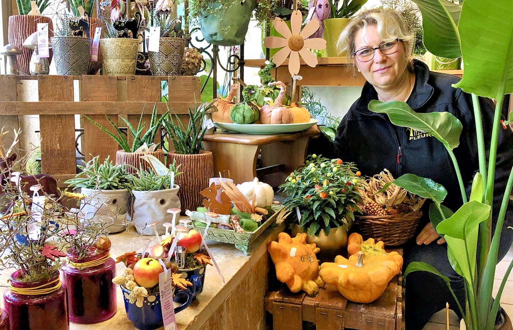 Sandra Fandrich hat gemeinsam mit ihren Mitarbeiterinnen schon alles für den Herbstmarkt-Stand im Schlosspark vorbereitet.