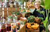 Sandra Fandrich hat gemeinsam mit ihren Mitarbeiterinnen schon alles für den Herbstmarkt-Stand im Schlosspark vorbereitet. 