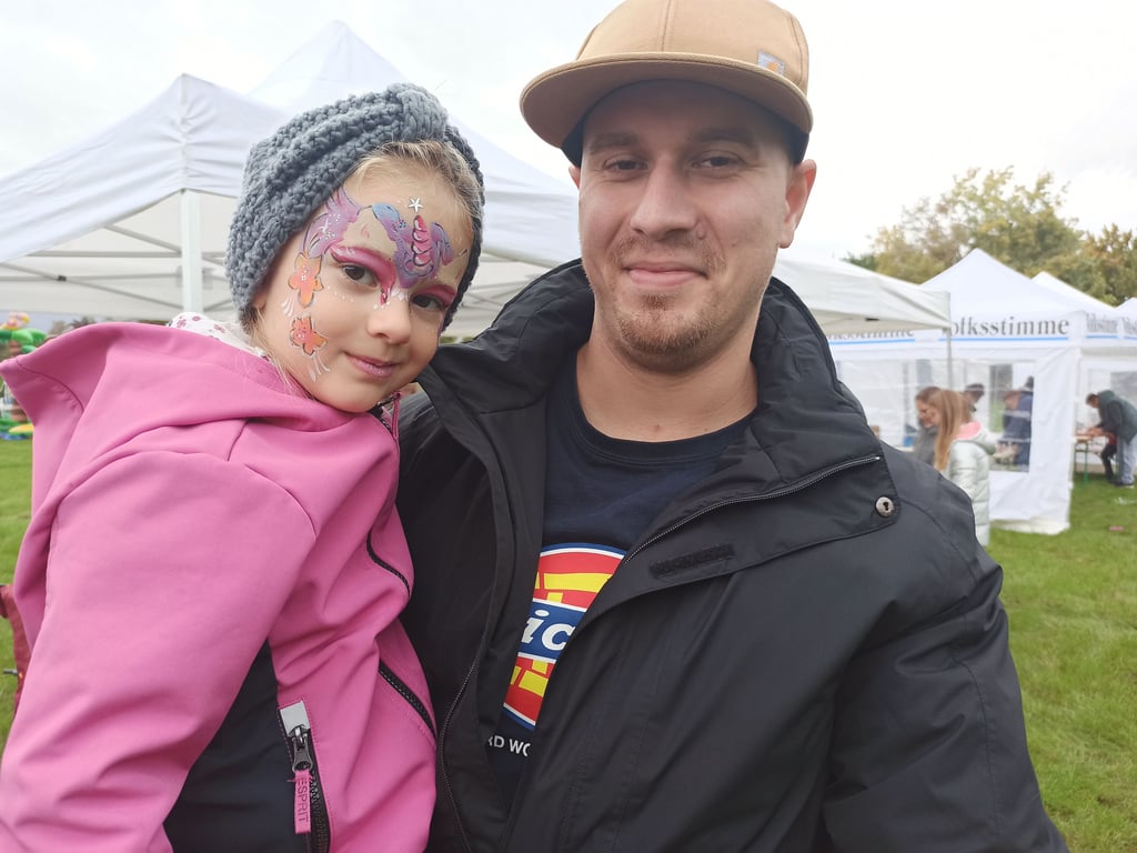 Frieda und Florian Lenz waren Gäste des Drachenfestes. Papa Florian war selbst auch als Kind beim Drachenfest und erinnerte sich noch an einen Marienkäfer-Drachen, den er dafür mit seinem Vater gebastelt hatte.