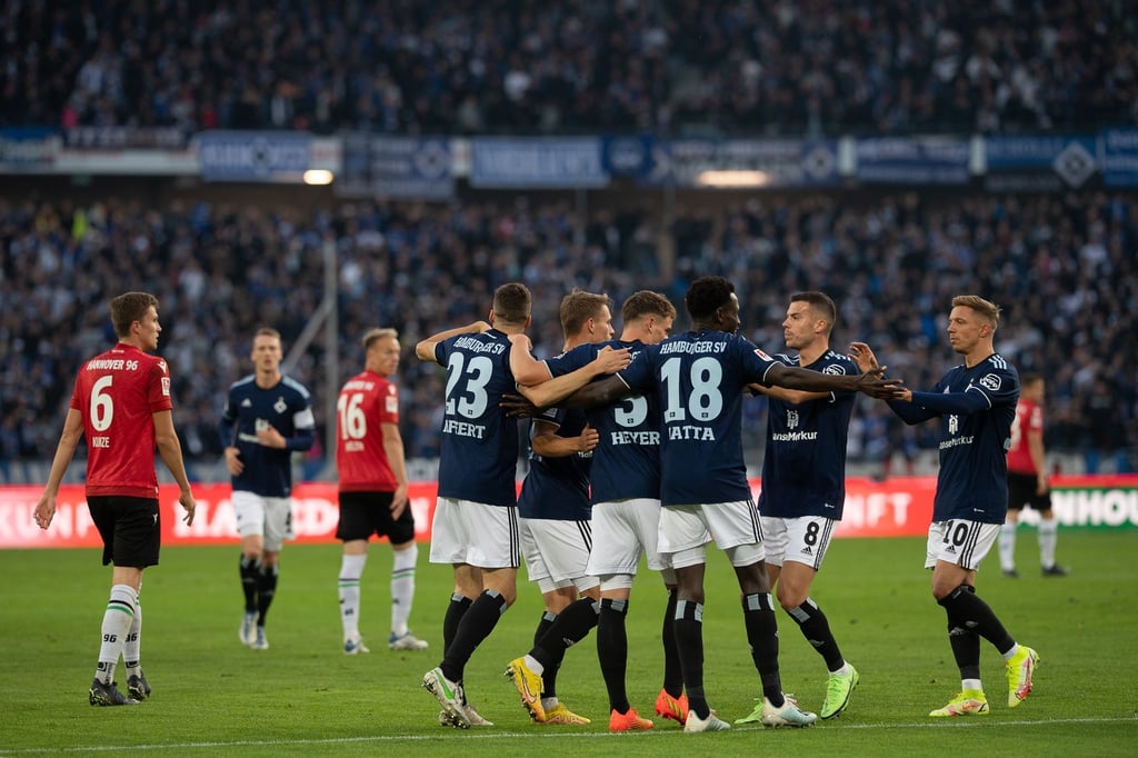 Die HSV-Spieler feiern den Sieg in Hannover.