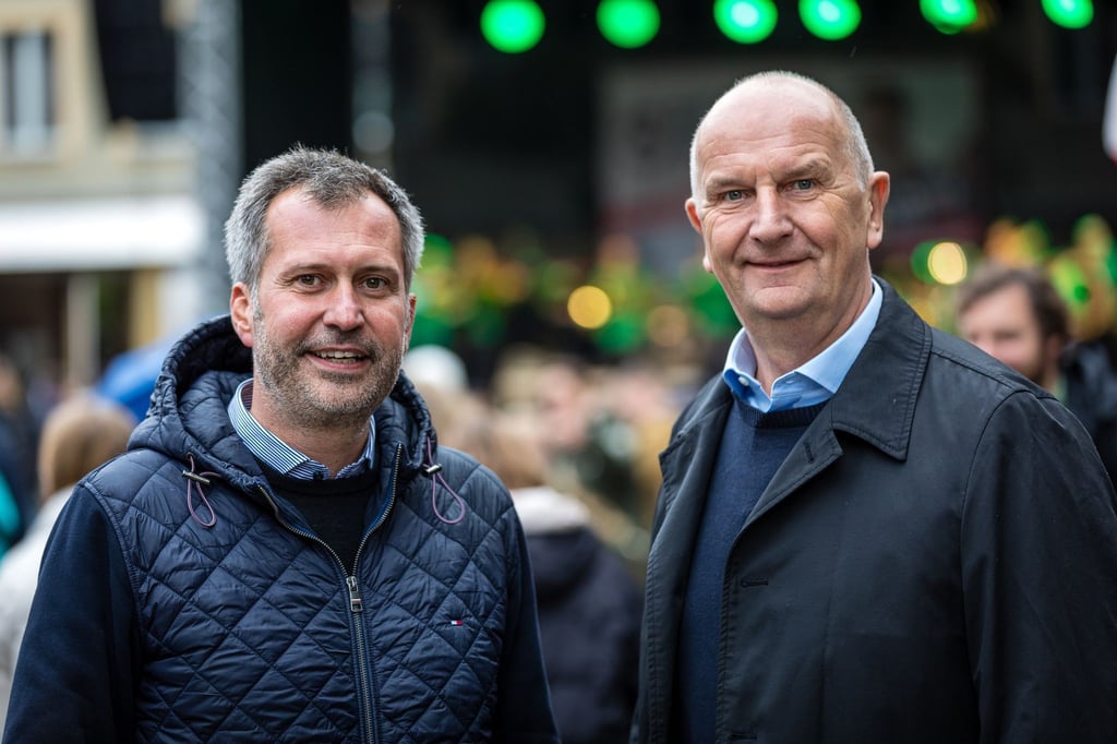 Tobias Schick (l), Kandidat der SPD für die Wahl zum Cottbuser Oberbürgermeister, und Dietmar Woidke (SPD), Ministerpräsident von Brandenburg.