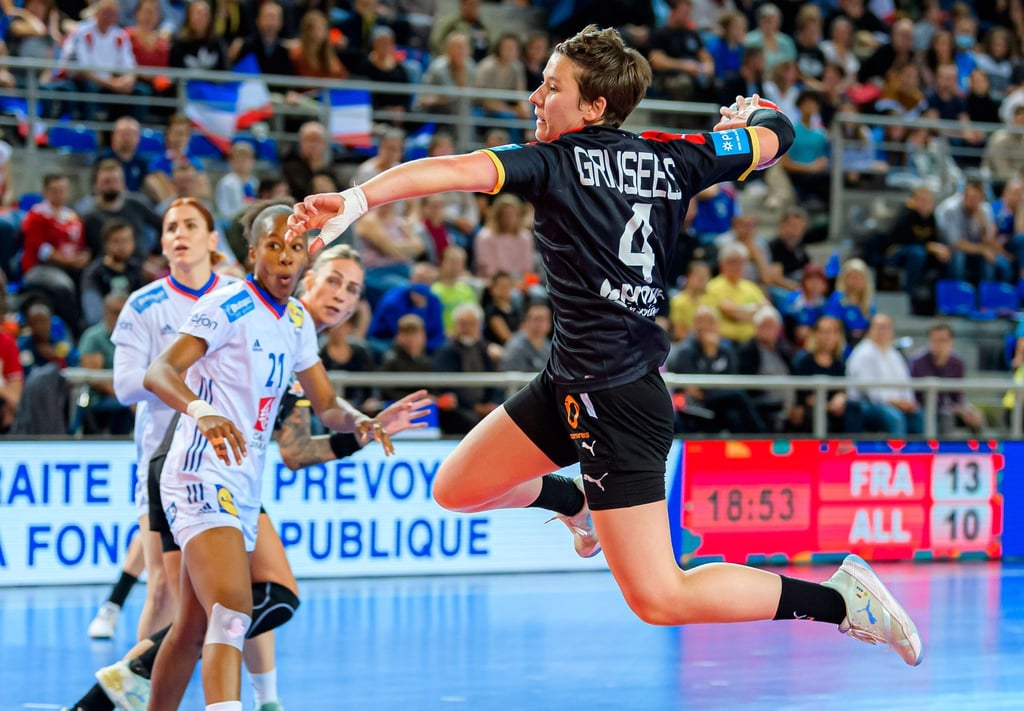 Die DHB-Spielerin Alina Grijseels wirft auf das französische Tor.