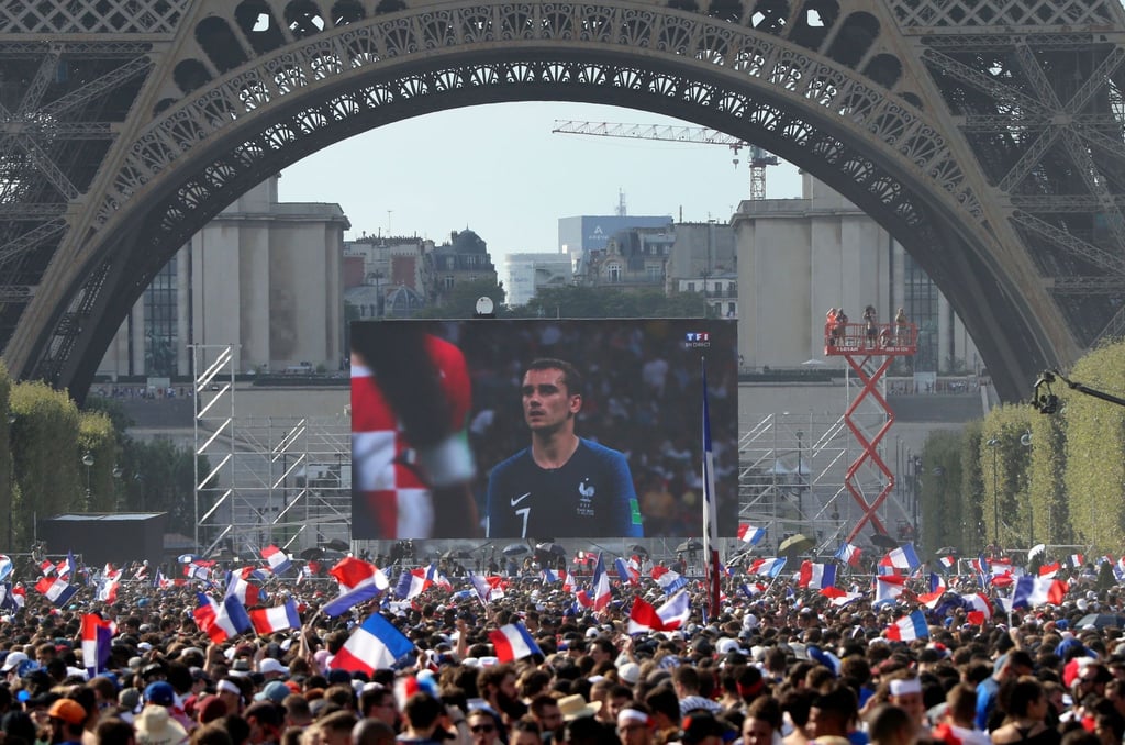 Fans verfolgen 2018 das WM-Spiel Frankreich gegen Kroatien am Eiffelturm.