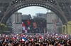 Fans verfolgen 2018 das WM-Spiel Frankreich gegen Kroatien am Eiffelturm.