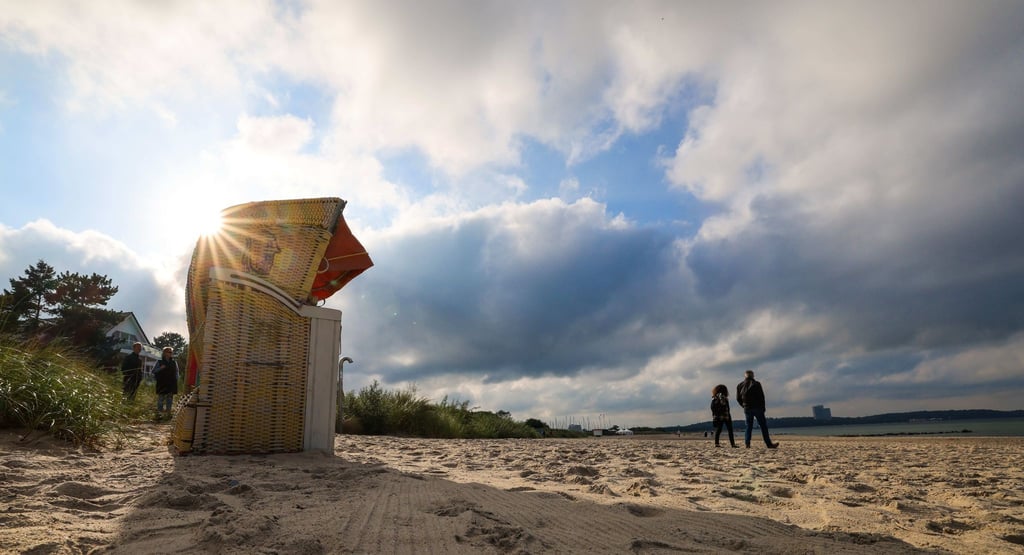 Nur wenige Menschen sind am Strand der Ostsee von Niendorf unterwegs.
