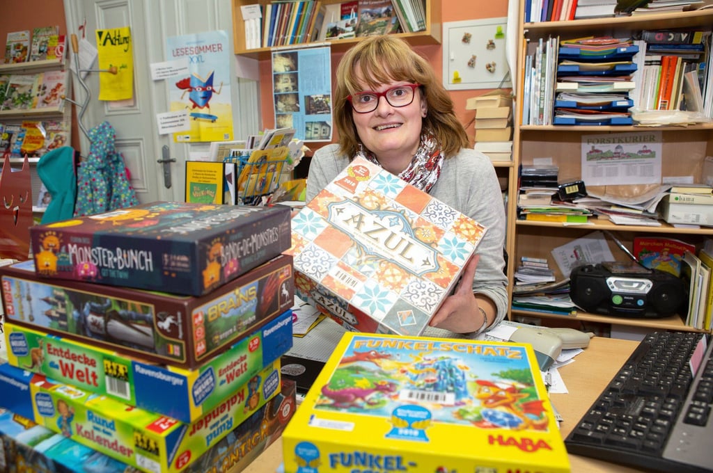 Veronika Huhnstock, Leiterin der Bibliothek in Droyßig, freut sich immer, wenn sie etwas Neues anschaffen kann. Jetzt die Kopfhörer, hier waren es Spiele.