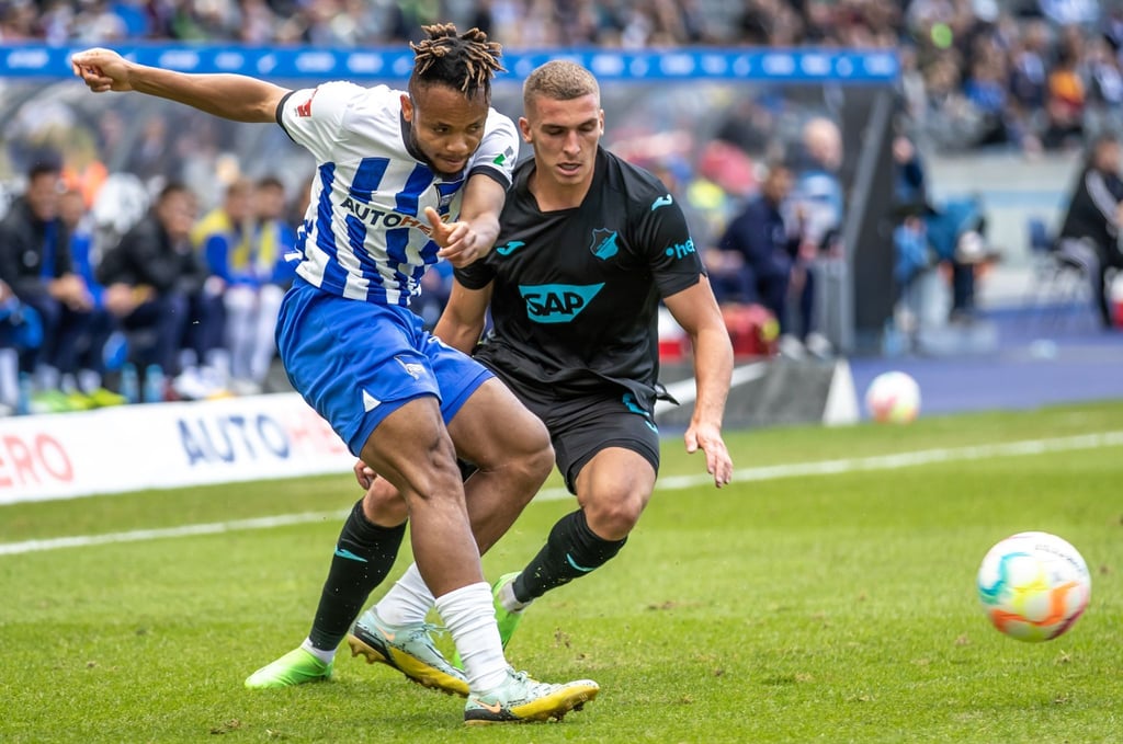 Hertha-Profi Chidera Ejuke (l) ist vor Grischa Prömel am Ball.