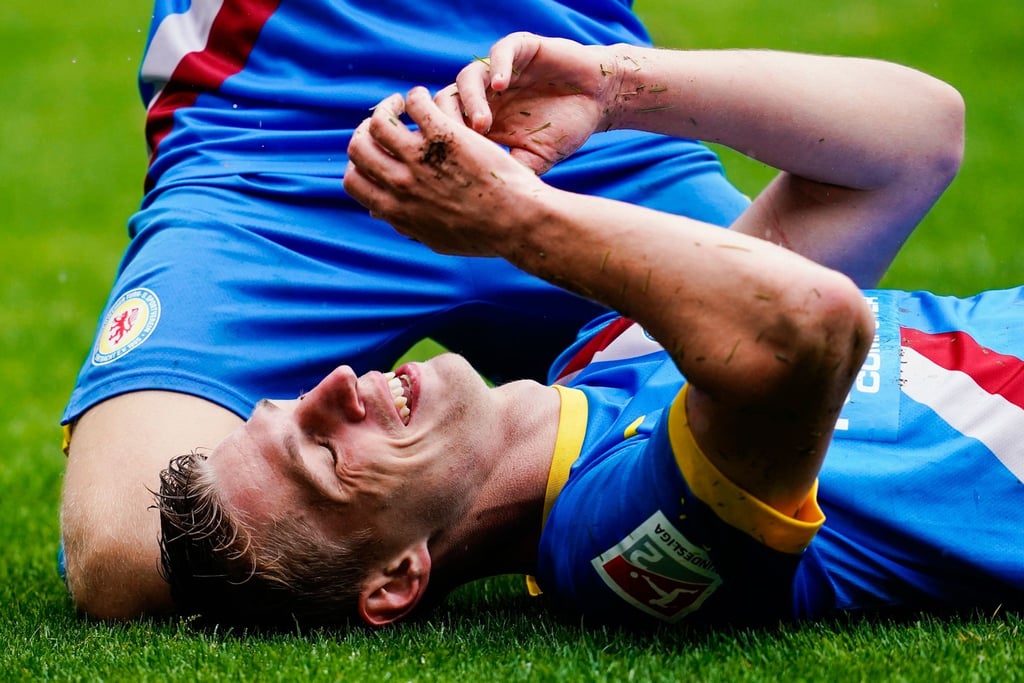 Braunschweigs Torschütze Lion Lauberbach jubelt über das Tor zum 0:1.