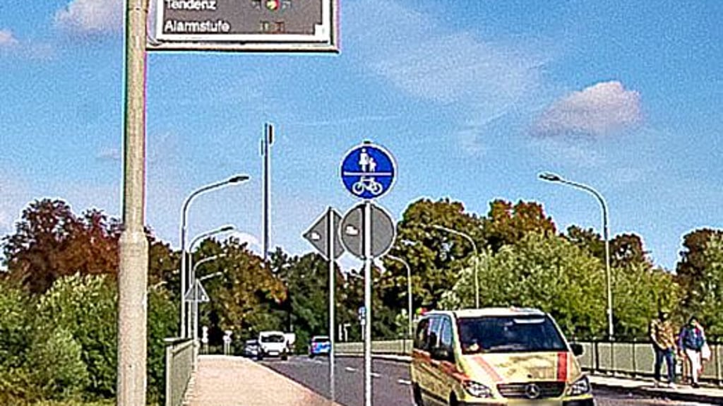 Digitale Pegelanzeige an der Zeitzer Friedrich-Engels-Brücke am Montag.