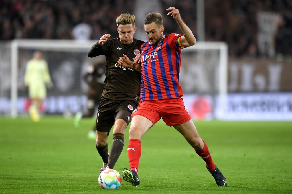 Johannes Eggestein (l) vom FC St. Pauli im Zweikampf mit dem Heidenheimer Patrick Mainka.
