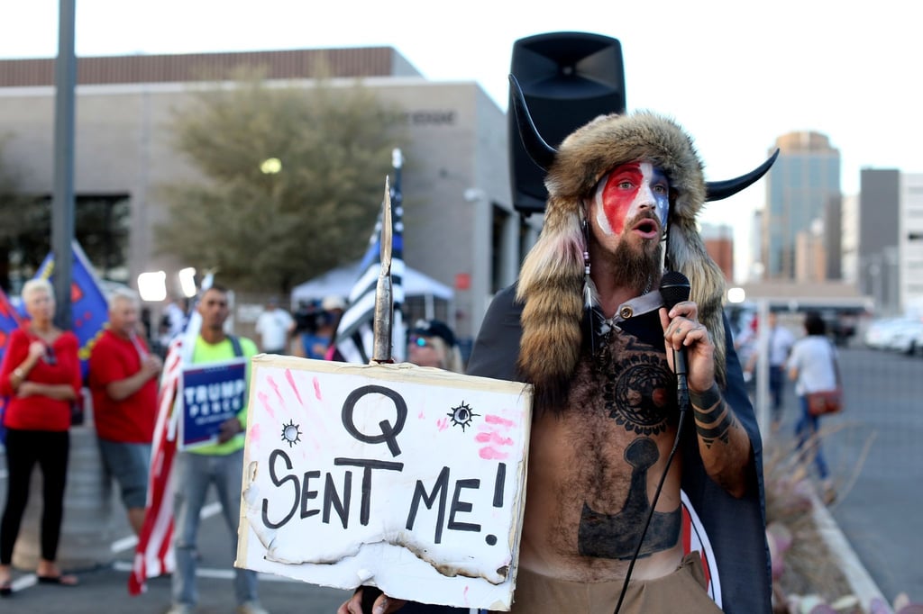 Der „QAnon“-Anhänger Jacob Anthony Chansley, auch bekannt als Jake Angeli, selbsternannter „QAnon-Schamane“, spricht während eines Protests von Trump-Unterstützern.