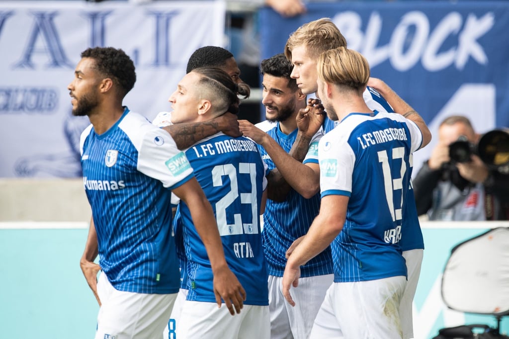Der 1. FC Magdeburg setzte sich dank Luca Schuler (2.v.r.) gegen Jahn Regensburg durch.