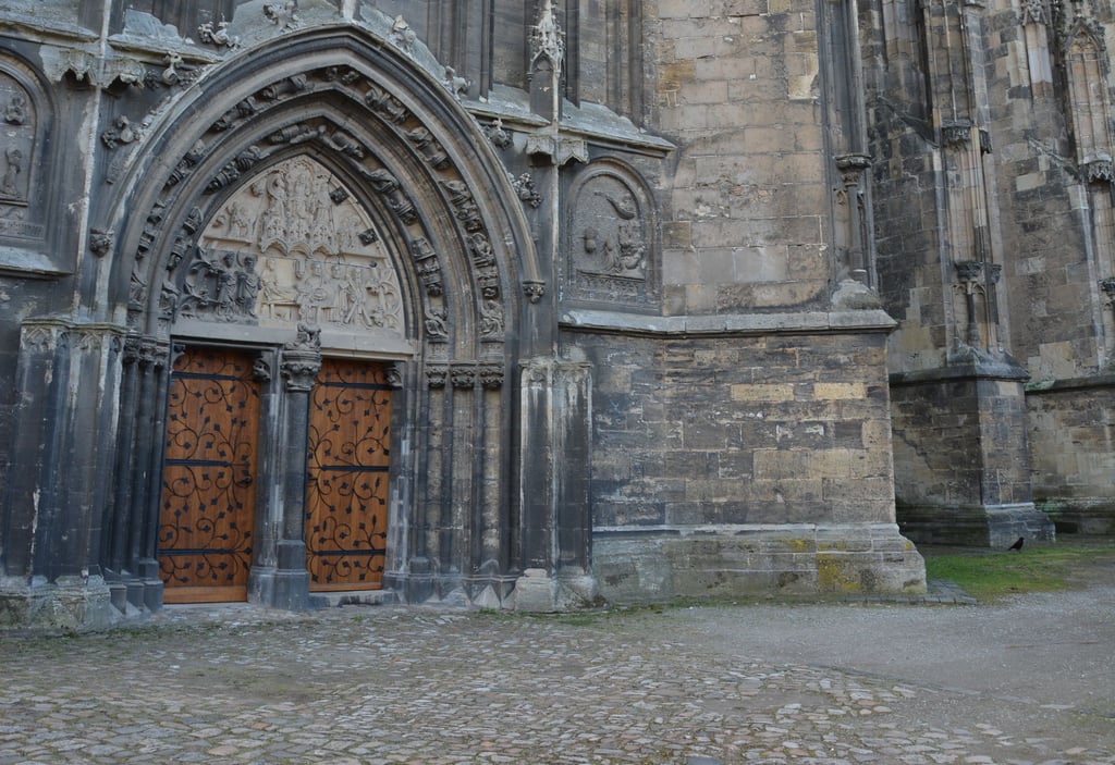 Der Zugang zum Nordportal am Dom - hier noch vor der Schutzeinrüstung im Sommer - ist wegen der Pfalsterung schwer für Rollstuhlfahrer zu überwinden.