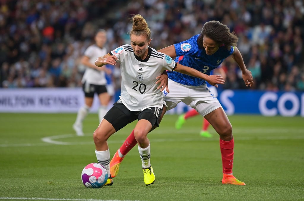 Lina Magull (l) hat sich mit dem Coronavirus infiziert.