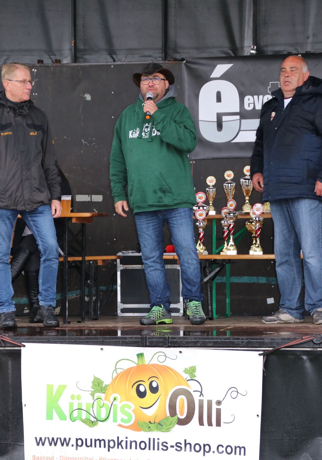 Ortschef Detlef Friedrich, „Kürbis-Olli“ und Ralf Mewes (v. li.) begrüßten die Gäste.