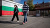 Bulgarien hat ein neues Parlament gewählt. Hier kommt ein Ehepaar zur Stimmabgabe in ein Wahllokal in Bankya.