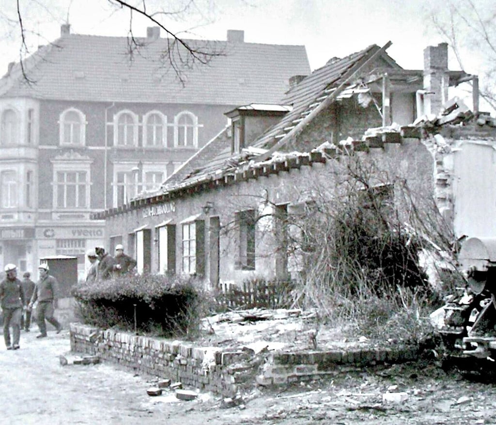 Abriss der ehemaligen Gleimbuchhandlung an der Spiegelstraße Halberstadts im Jahr 1975. Hier entsteht das Klubhaus der Werktätigen.