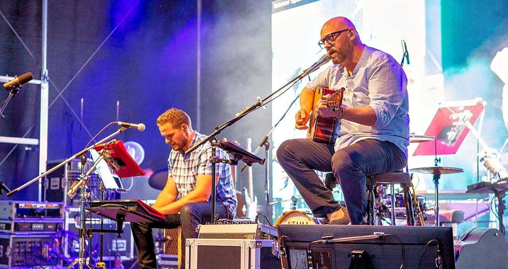 Mates, eine Zeitzer Band, die sich hier schon gut einen Namen gemacht hat, tritt als Vorband, als lokaler Support vor James Mackenzie im R1 auf.