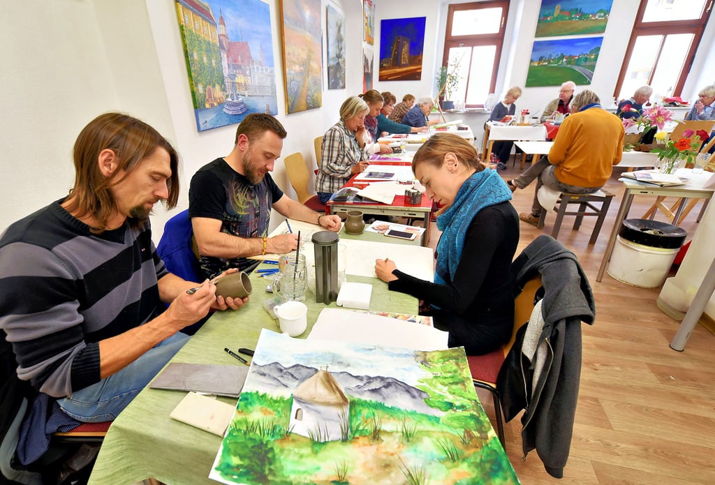 Viele Kunstschaffende in einem Raum - das beeinflusst die Kreativität offensichltlich positiv. Es sind zahlreiche Arbeiten entstanden.