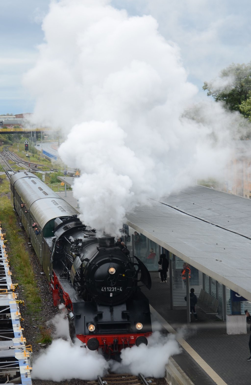 Sonder-Dampffahrten, damit das Kennzeichen bald wieder an der dazugehörigen Staßfurter Spendenempfängerin hängt. Für die Pendelfahrten zwischen Staßfurt und Klostermansfeld hatten sich die Eisenbahnfreunde einen Scherz erlaubt und das Kennzeichen der Staßfurter Dampflok vorn an der 411144-9 aus Eisenach angebracht.