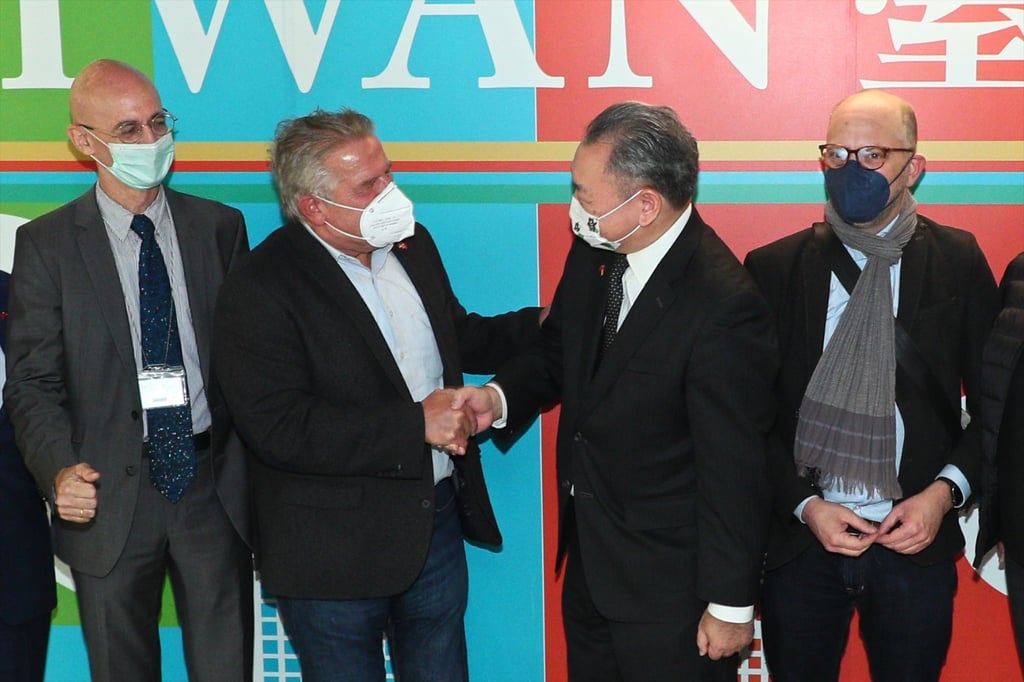 Klaus-Peter Willsch wird von Taiwans Vize-Außenminister Alexander Tah-ray Yui begrüßt.