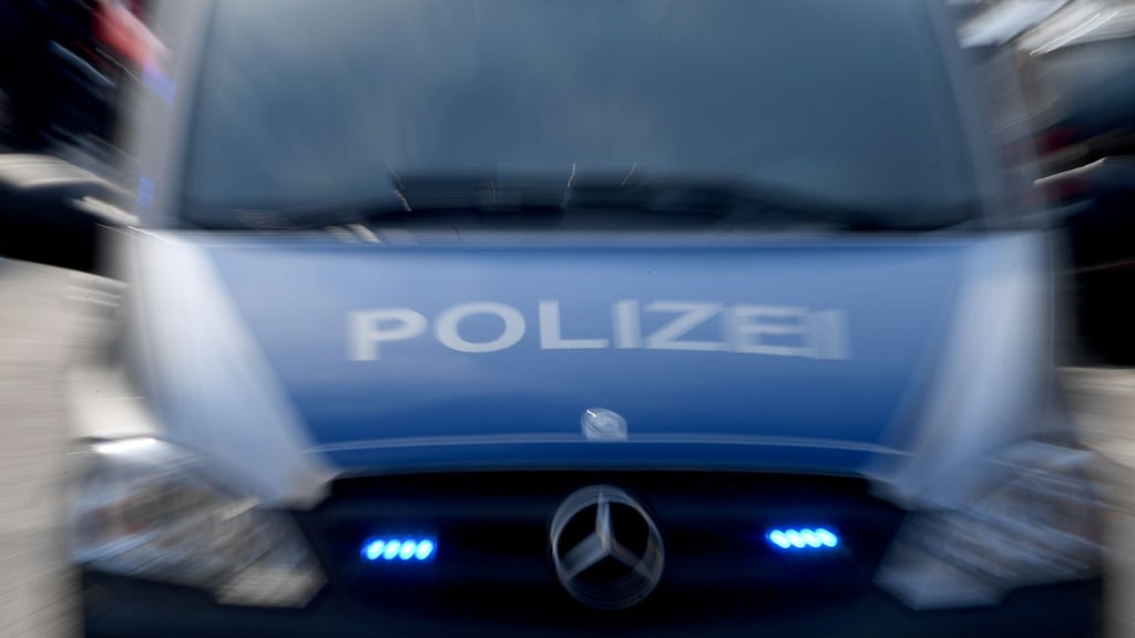 Ein Polizeiwagen mit eingeschaltetem Blaulicht.