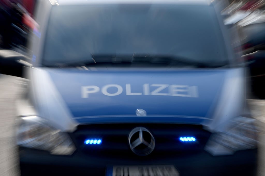 Ein Polizeiwagen mit eingeschaltetem Blaulicht.
