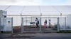 Zelte zur Unterbringung von Geflüchteten stehen in der Überseestadt, angrenzend sollen zukünftig winterfeste Leichtbauhallen aufgebaut werden.