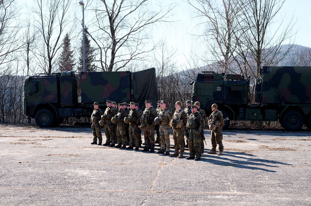 Eine Gruppe Soldaten der NATO Response Force während einer Übung auf dem Gelände des Gefechtssimulationszentrums des Heeres in Wildflecken (Landkreis Bad Kissingen).