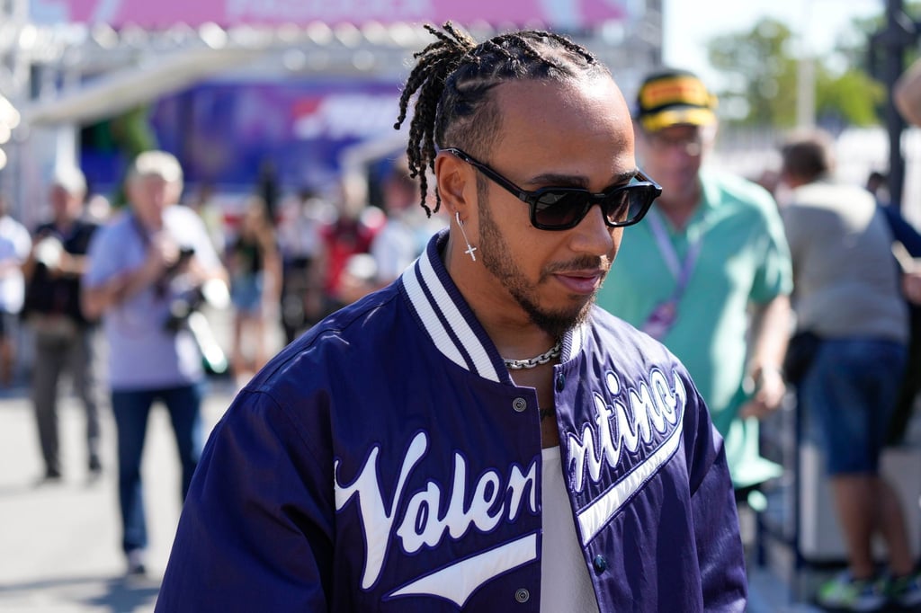Wegen eines Piercings von Lewis Hamilton muss Mercedes Strafe zahlen.