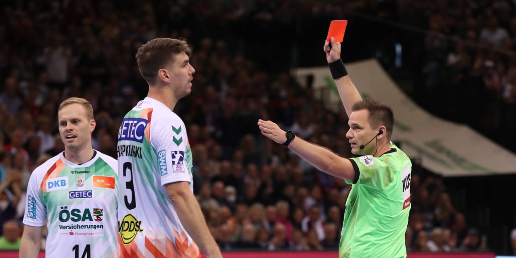 Früh zeichnete sich die erste Bundesliga-Niederlage in dieser Saison ab. Piotr Chrapkowski sah nach nicht einmal fünf Minuten die Rote Karte.