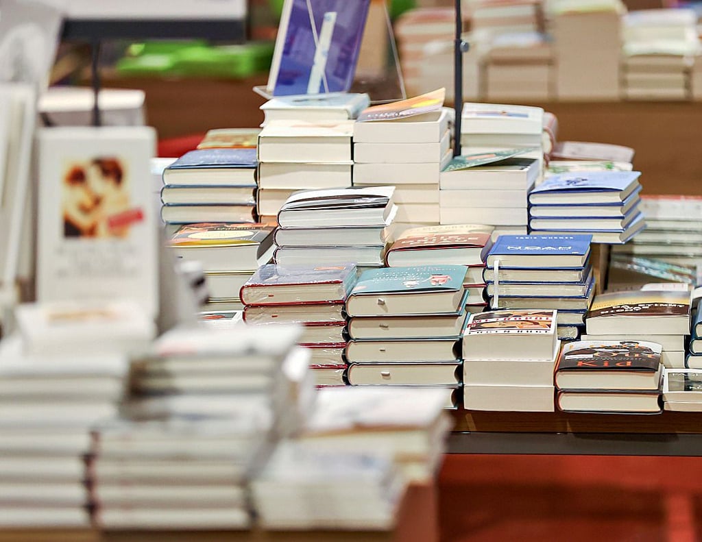 Bücher warten auf Kundschaft. Was wird der Kaufkraftverlust für Buchhandlungen bedeuten?