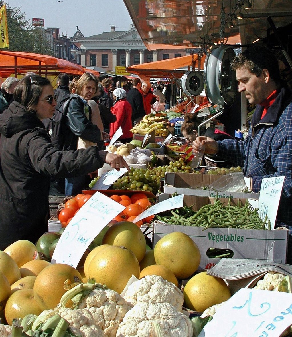 Wochenmarkt in Groningen: Junge Niederländer klagen laut einer Umfrage darüber, dass sie dicker werden, weil Familien zunehmend das Geld für gesundes Essen fehlt.