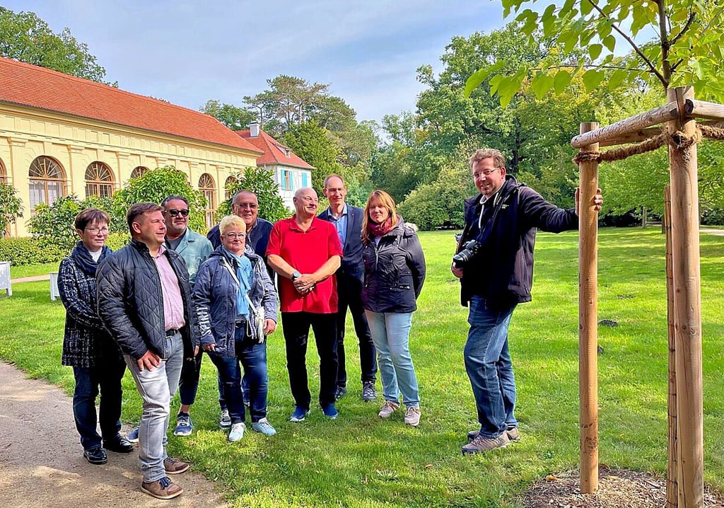 Sebstian Doil (re.) zeigt den Spendern den neuen Maulbeerbaum.
