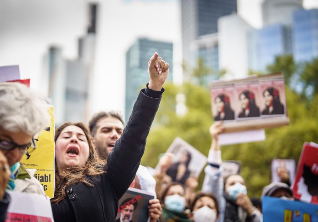 Demonstranten vor der Alten Oper in Frankfurt. Nach dem Tod von Mahsa Amini, die im Iran in Polizeigewahrsam gestorben war, sind Tausende Menschen in Deutschland auf die Straße gegangen.