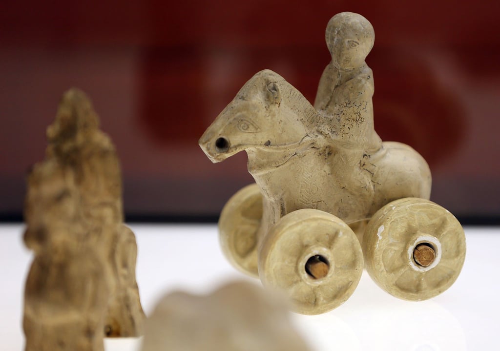 Eine Spielzeugfigur aus Ton zum Ziehen steht im Römisch-Germanischen Museum in Köln.