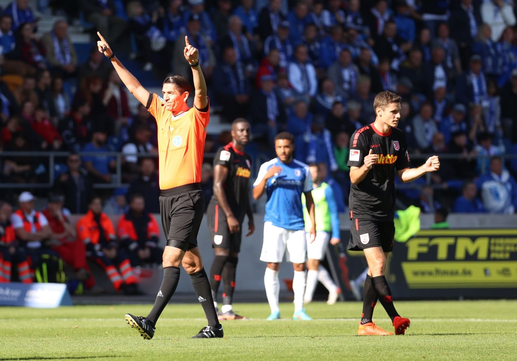 Bitter den 1. FC Magdeburg: Schiedsrichter Deniz Aytekin (l.) nahm das Tor von Leon Bell Bell, der für Blau-Weiß traf, zurück. Am Ende gewann der Aufsteiger dennoch gegen Regensburg mit 1:0.