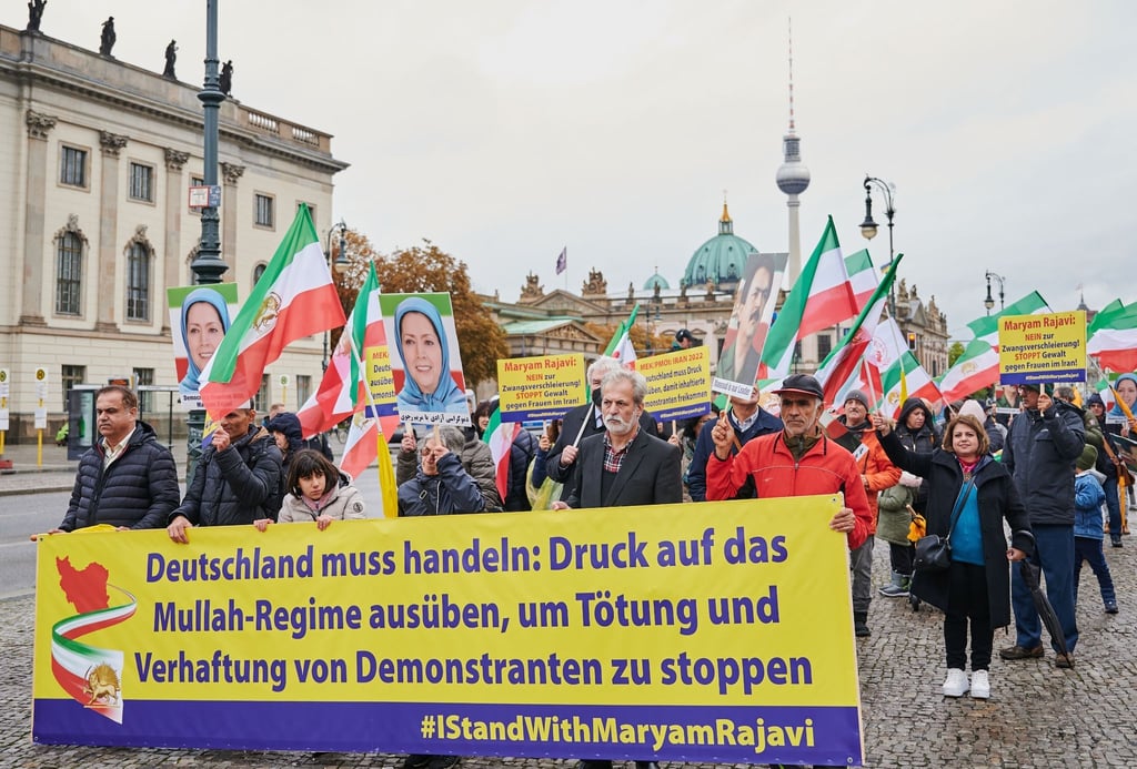 „Deutschland muss handeln: Druck auf das Mullah-Regime“ steht auf dem Transparent, das Demonstranten auf dem Bebelplatz halten.